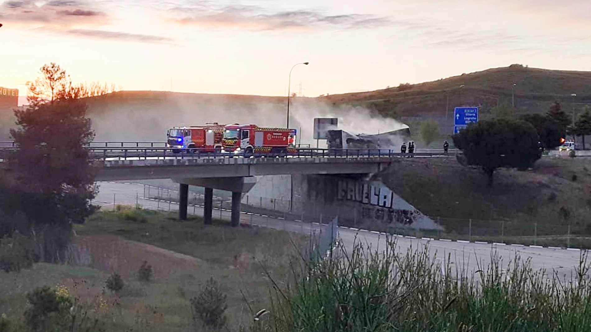 Incendio de un camión de fresas en la autopista AP-1, en la salida de Rubena (Burgos)