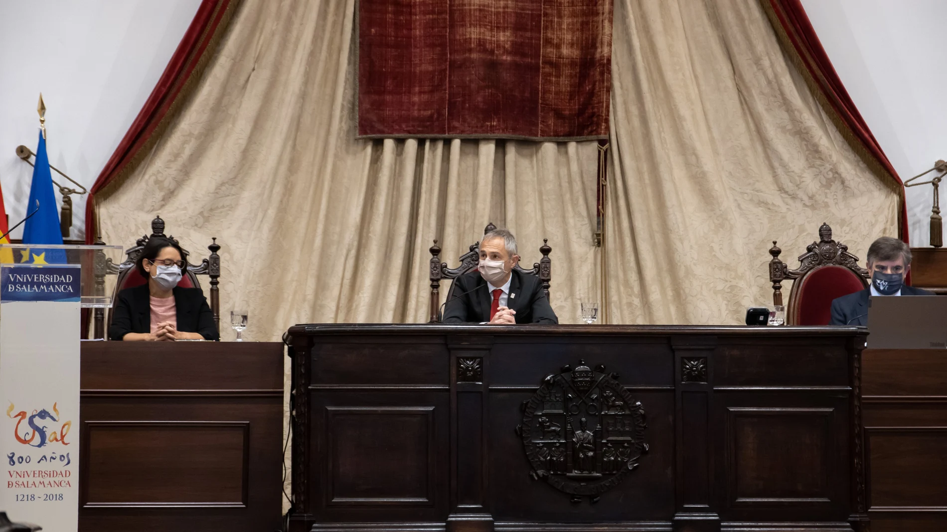 El rector de la Universidad de Salamanca, Ricardo Rivero, presenta al Claustro el balance