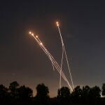 La estela de un cohete disparado por el sistema israelí de defensa anti-cohetes 'Iron Dome' se ve en el aire mientras intercepta cohetes disparados desde la Franja de Gaza