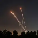 La estela de un cohete disparado por el sistema israelí de defensa anti-cohetes &#39;Iron Dome&#39; se ve en el aire mientras intercepta cohetes disparados desde la Franja de Gaza