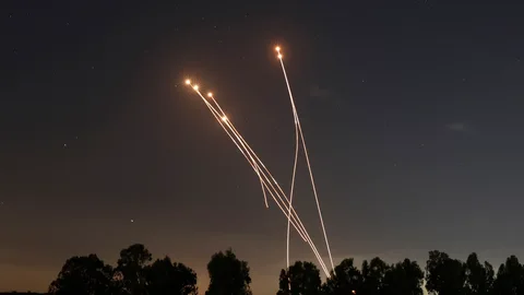 La estela de un cohete disparado por el sistema israelí de defensa anti-cohetes 'Iron Dome' se ve en el aire mientras intercepta cohetes disparados desde la Franja de Gaza