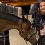 Sergio Ramos, junto a su caballo 'Álamo'.