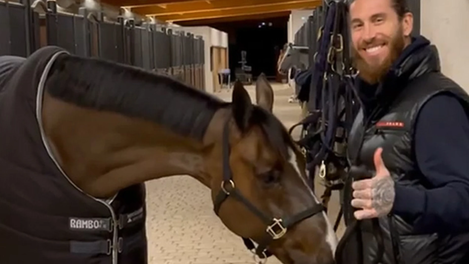 Sergio Ramos, junto a su caballo 'Álamo'.