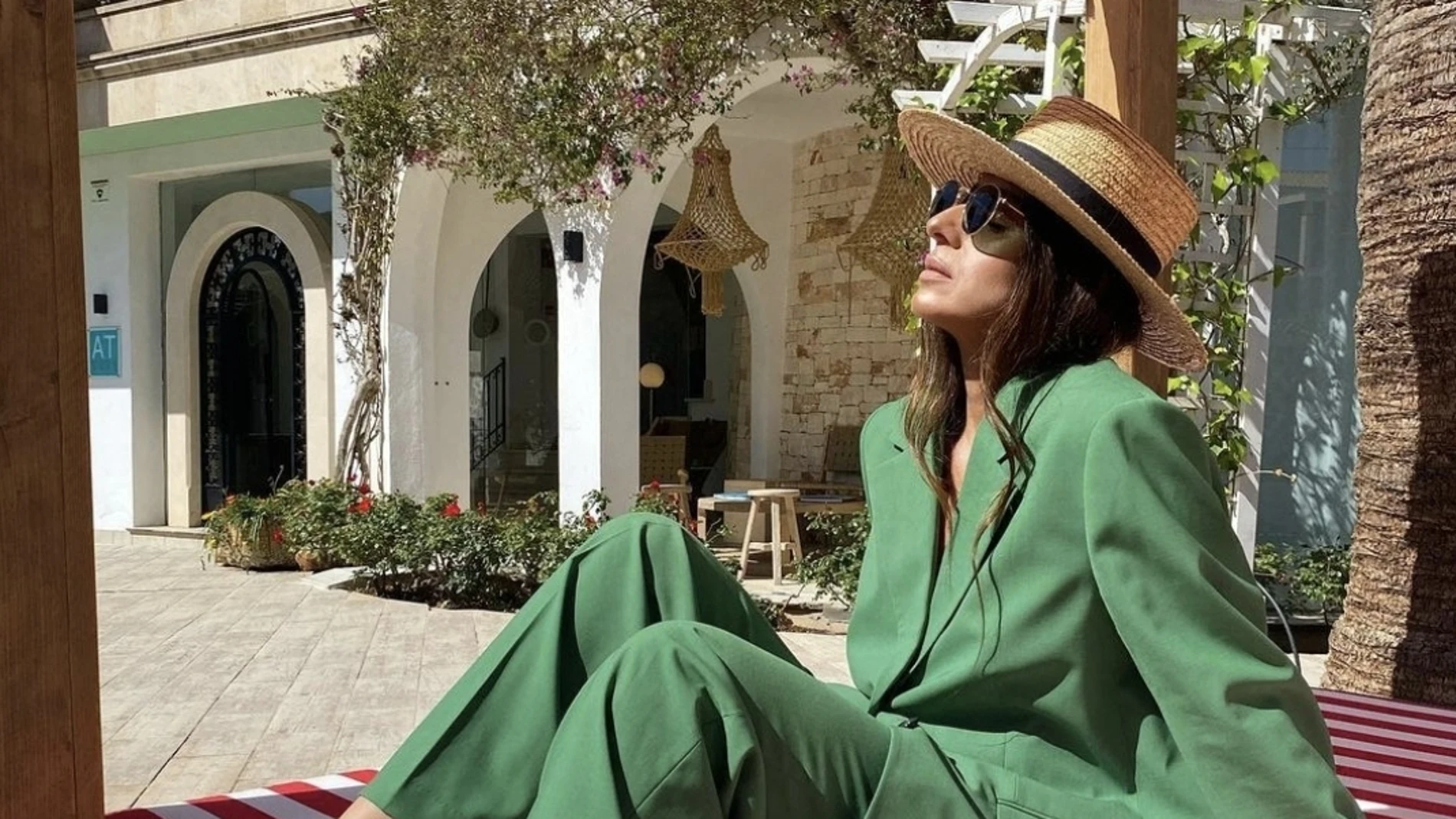 Laura Eguizabal con traje XXL en color verde/ Instagram @laura_eguizabal
