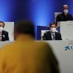 Un accionista interviene ante José Ignacio Goirigolzarri (d) , presidente, y Gonzalo Gortázar (i) , consejero delegado, durante la junta general ordinaria de accionistas de CaixaBank