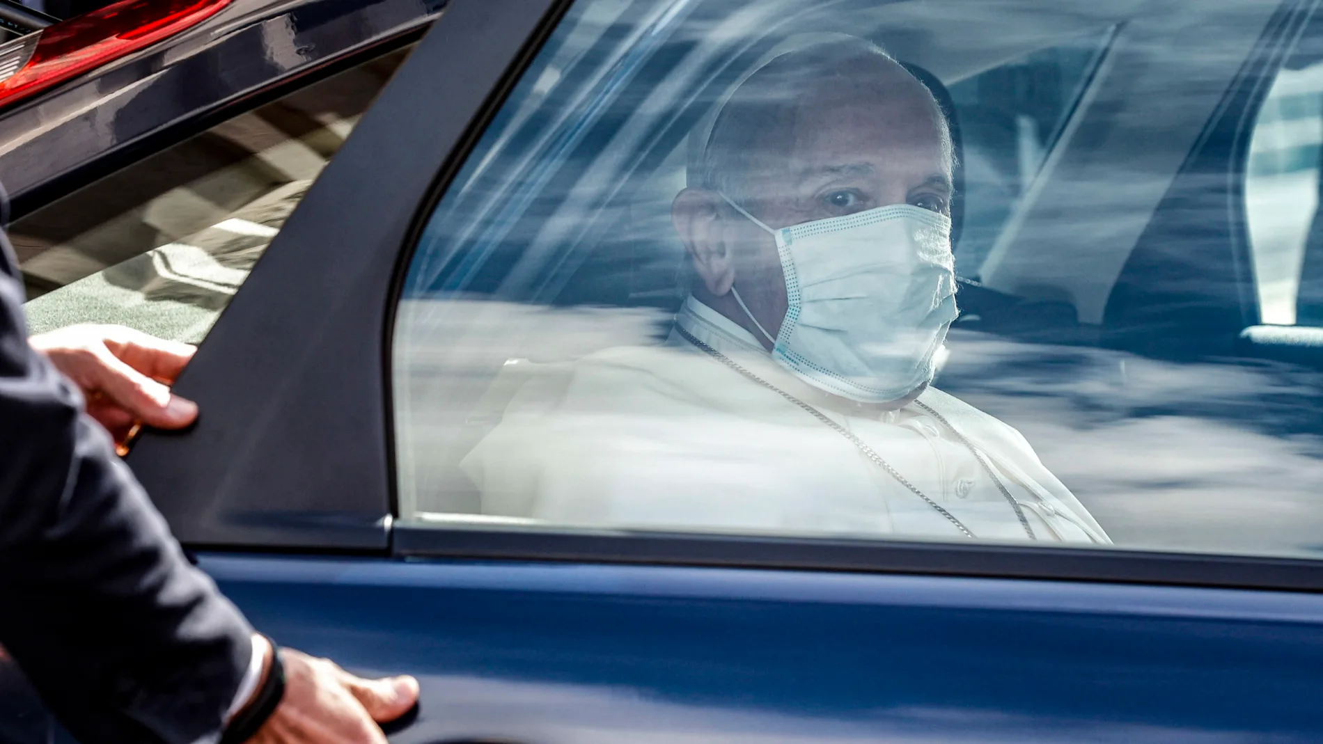 El Papa Francisco, con mascarilla, saliendo del coche