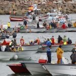 Pescadores de Riveira se manifiestan con sus embarcaciones ante el puerto en mayo