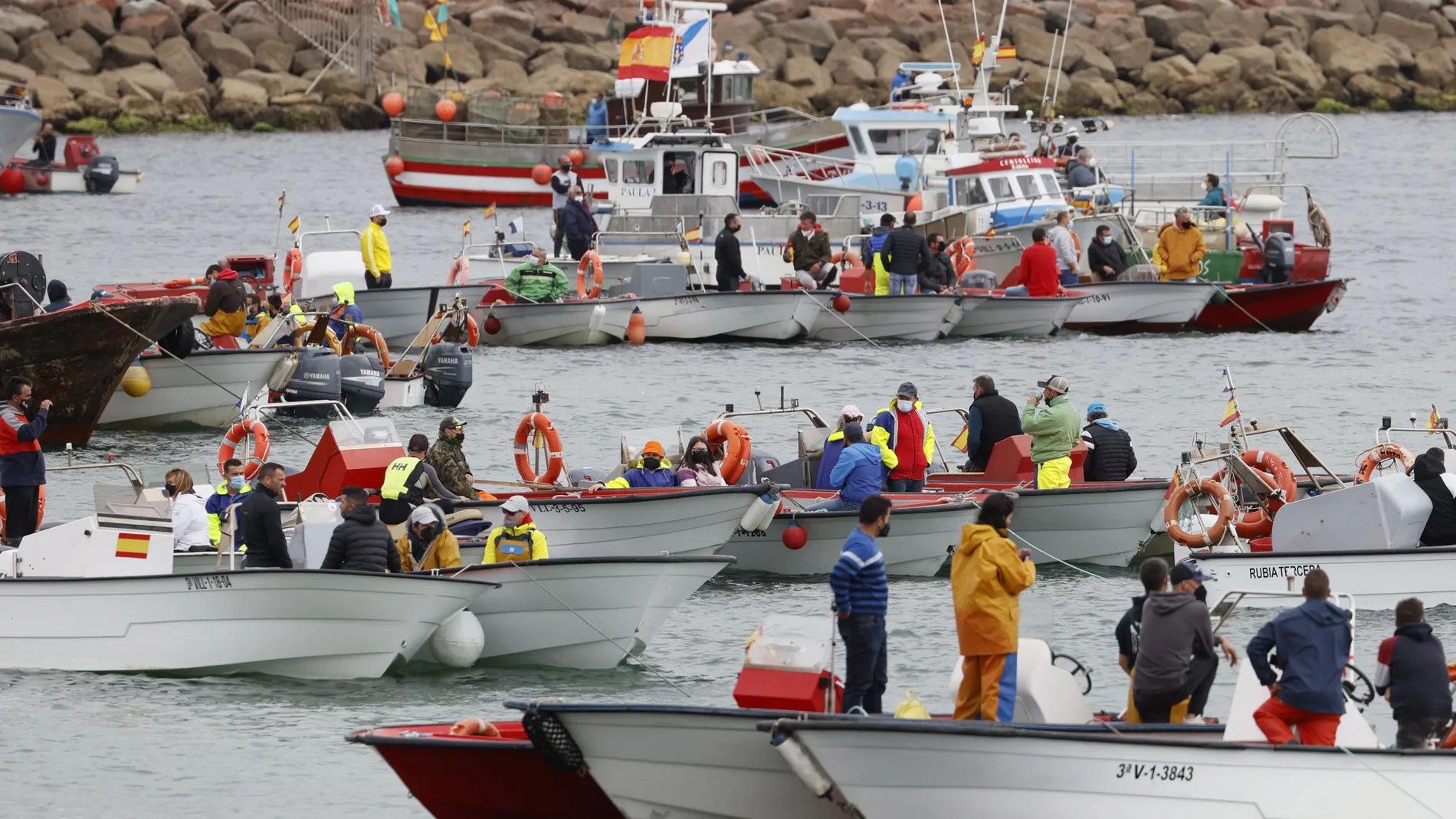 Pescadores de Riveira se manifiestan con sus embarcaciones ante el puerto en mayo