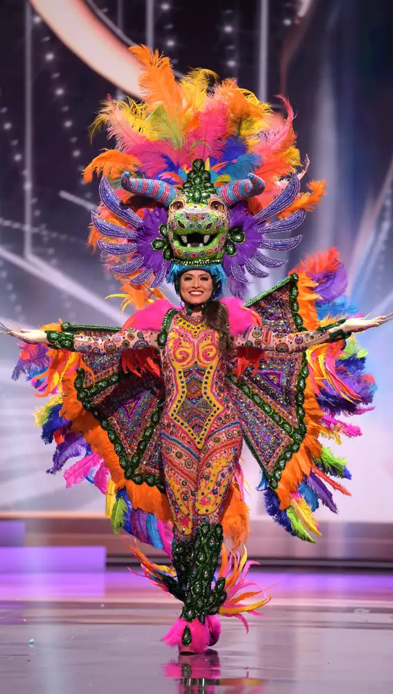 Fotografía cedida por la Organización Miss Universo donde aparece Miss México 2020, Andrea Meza, mientras desfila durante la competencia de traje nacional de Miss Universo 2021