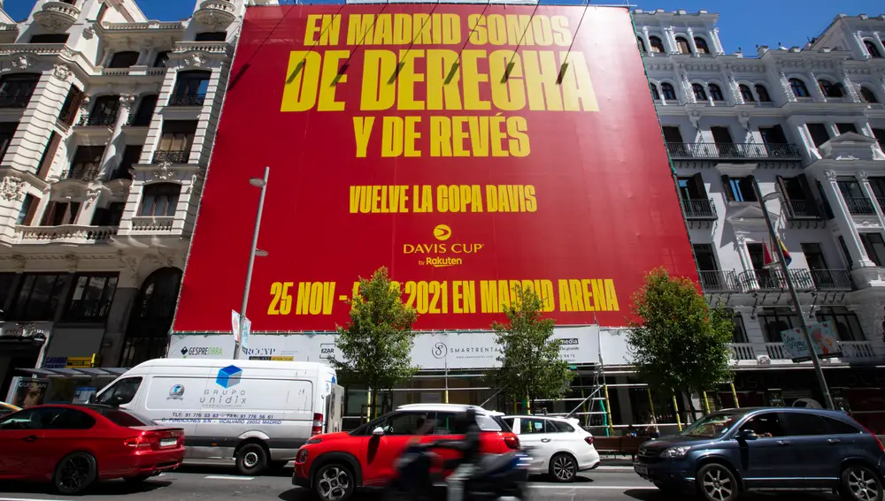 Pancarta con polémica del anuncio de la Copa Davis en Madrid, en la que reza &quot;En Madrid somos de Derecha y de Revés&quot;, sitúa en la Gran Vía.