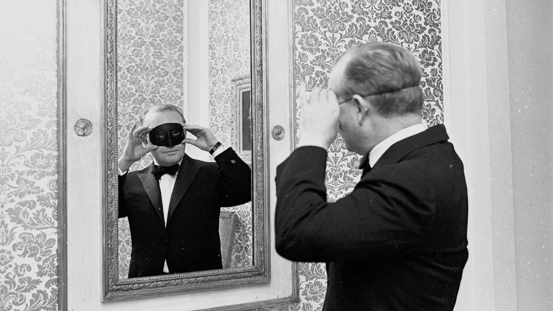 Truman Capote, en una foto de archivo de las míticas fiestas de la alta sociedad neoyorquina. REUTERS/original photo from The New York times/Handout