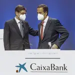 El presidente de Caixabank, José Ignacio Goirigolzarri (i), y el consejero delegado de la entidad, Gonzalo Gortázar (d), proponen cobrar la misma retribución