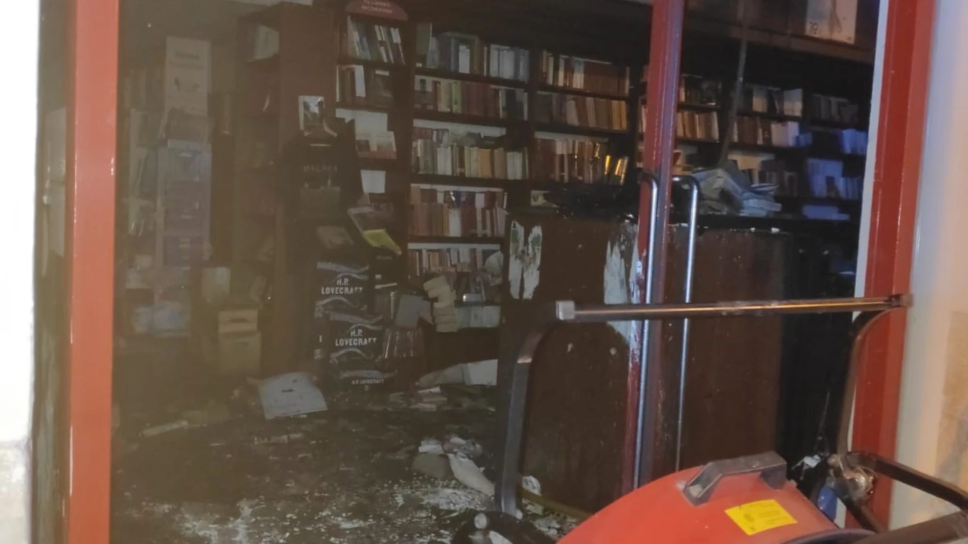 Interior de la librería Proteo de Málaga la noche del incendio