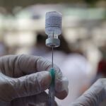 Una enfermera prepara una dosis de la vacuna de Pfizer contra la covid-19