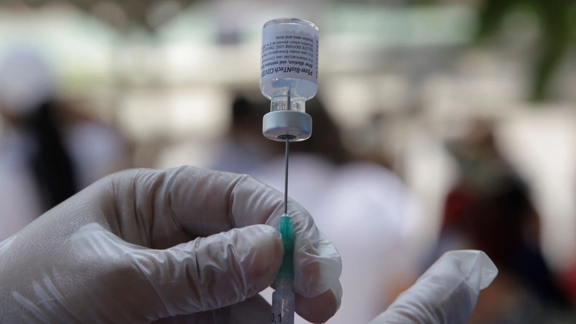Una enfermera prepara una dosis de la vacuna de Pfizer contra la covid-19