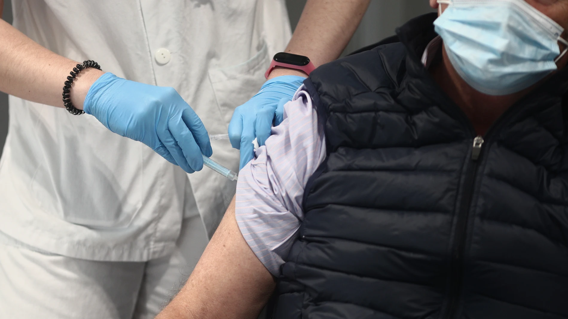 Un hombre es vacunado con la vacuna de AstraZeneca contra el Covid-19