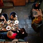 Imagen de un restaurante con clientes REUTERS/Andrew Boyers