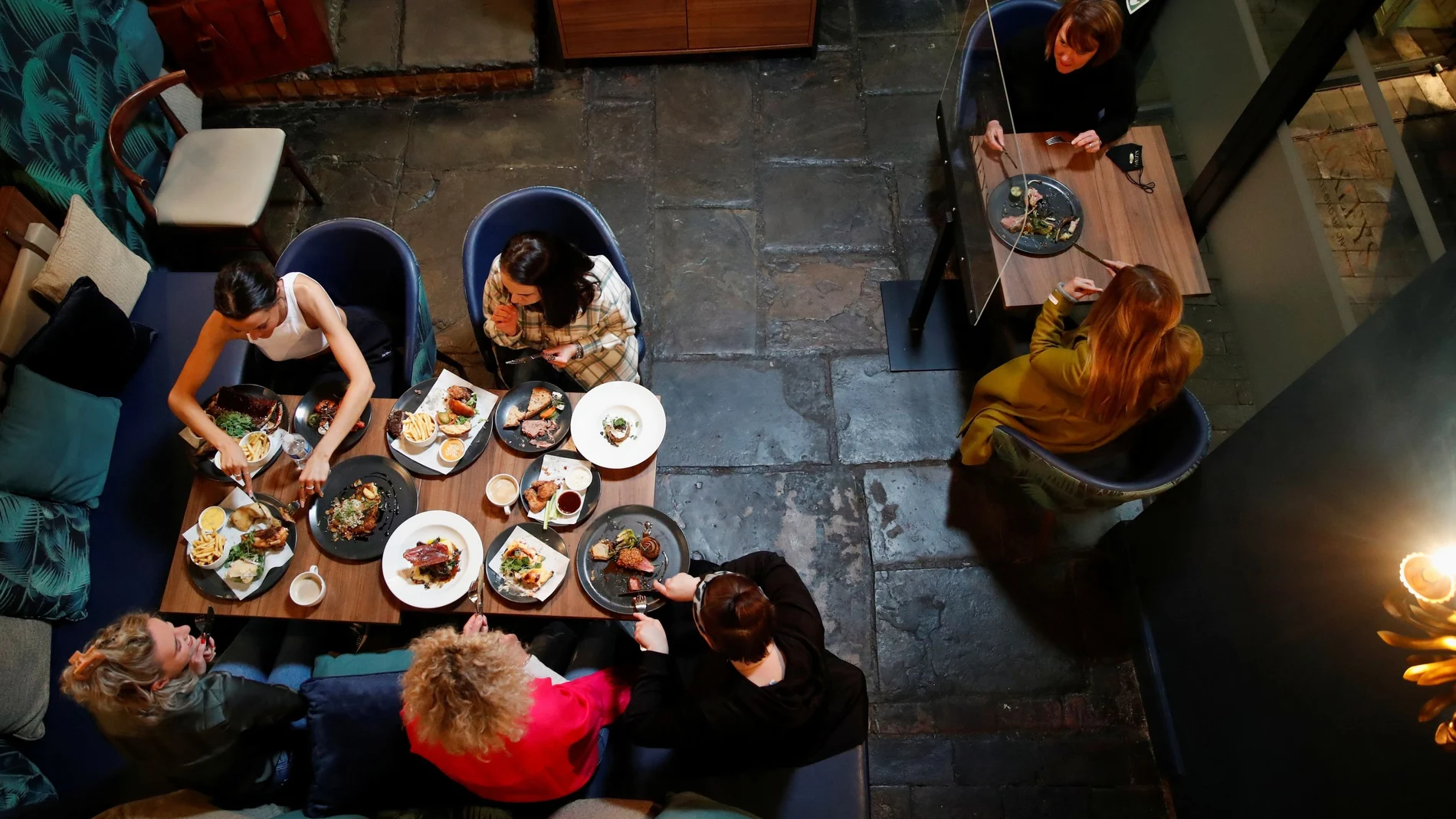 Imagen de un restaurante con clientes REUTERS/Andrew Boyers