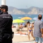 Agentes de las Fuerzas de Seguridad vigilarán las playas EFE / Manuel Lorenzo