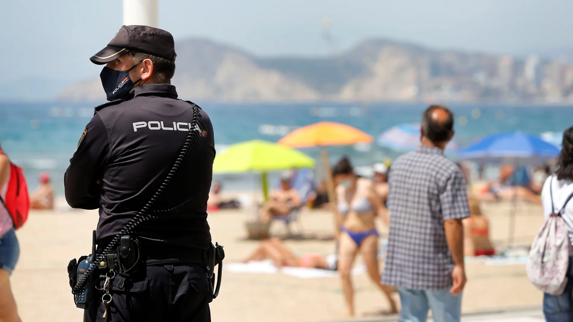 Agentes de las Fuerzas de Seguridad vigilarán las playas EFE / Manuel Lorenzo