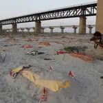  India entierra ya a cientos de cadáveres en la orilla de los ríos ante el colapso de los crematorios por la Covid-19