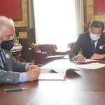 Óscar Puente y Pere Navarro durante la firma del convenio