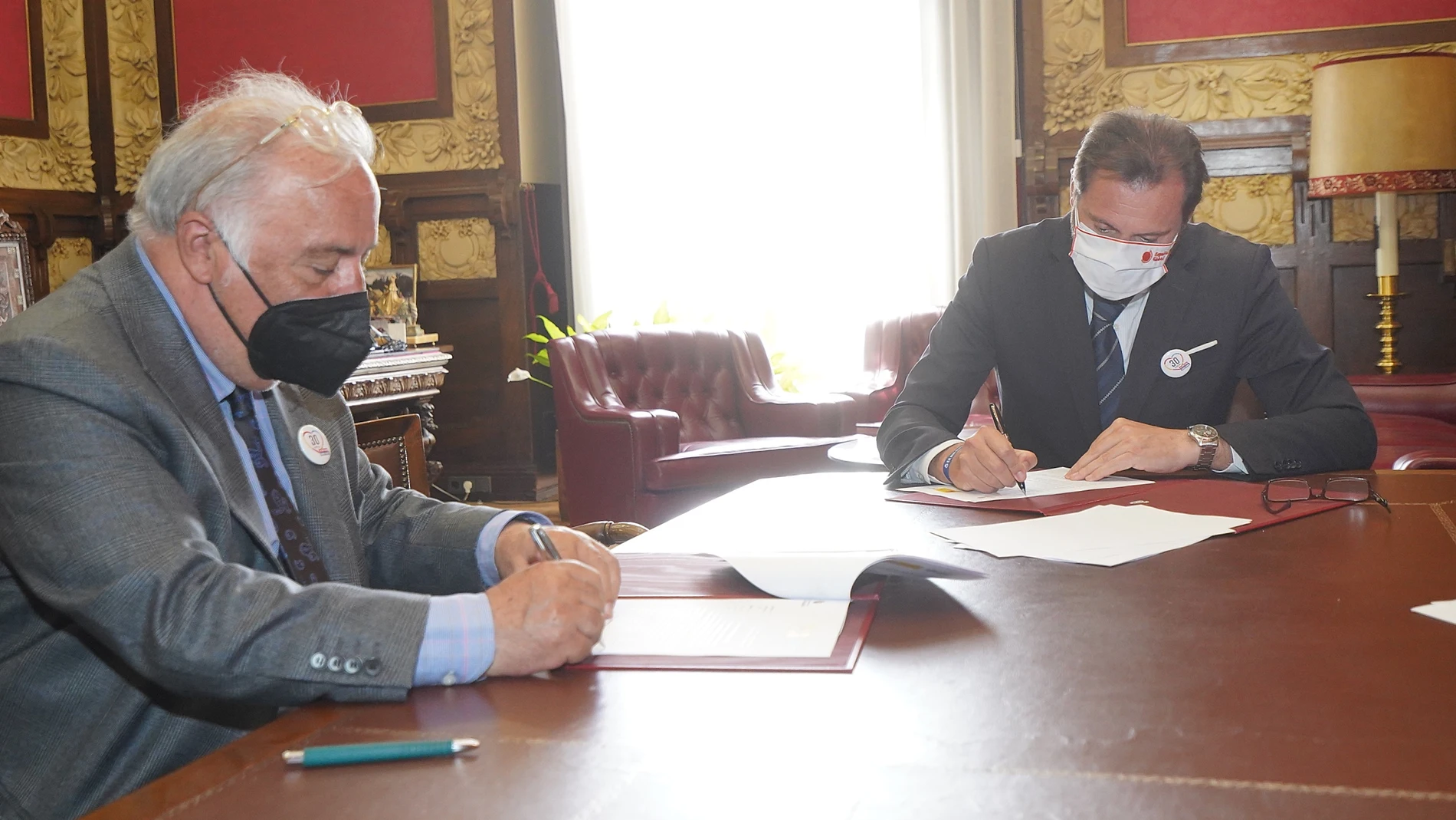 Óscar Puente y Pere Navarro durante la firma del convenio