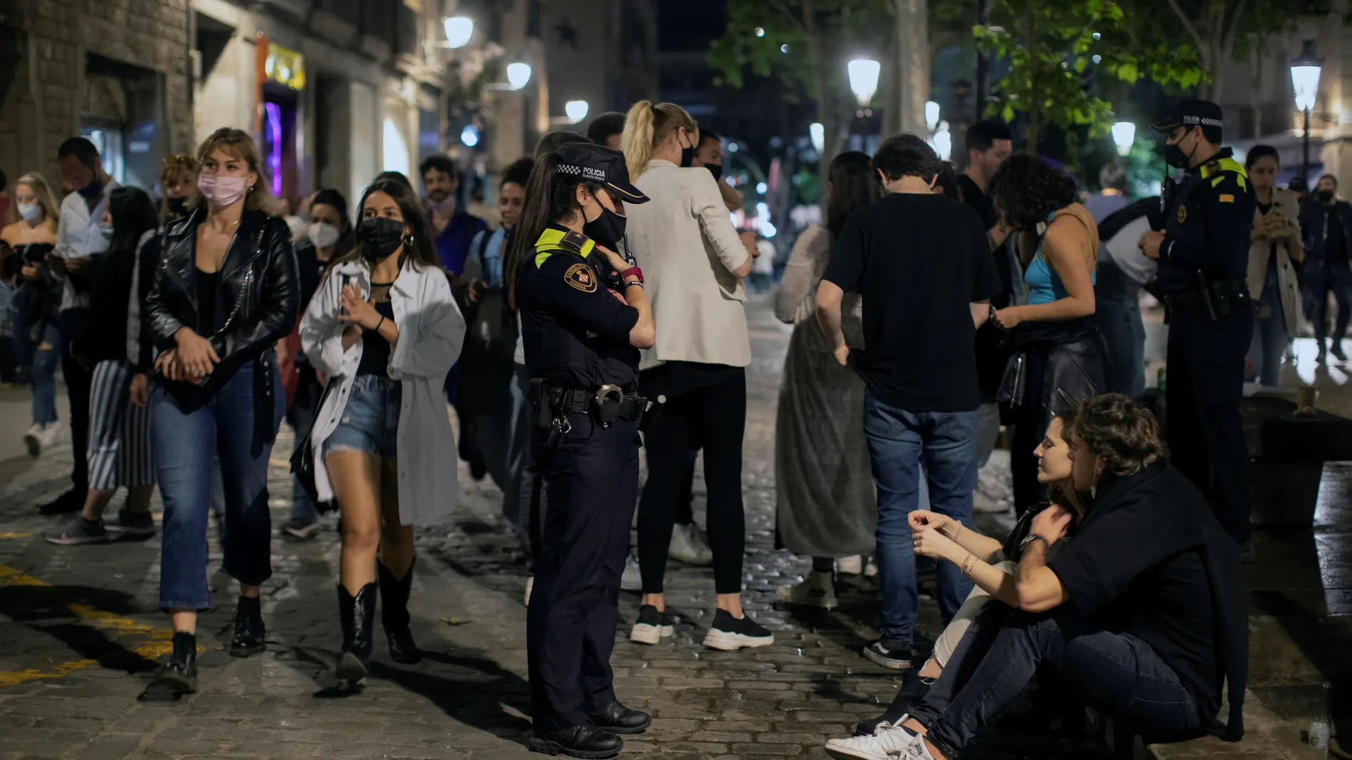 Una policía pide a una pareja que se ponga la mascarilla en la zona del Born, en el distrito de Ciutat Vella de Barcelona, el pasado fin de semana