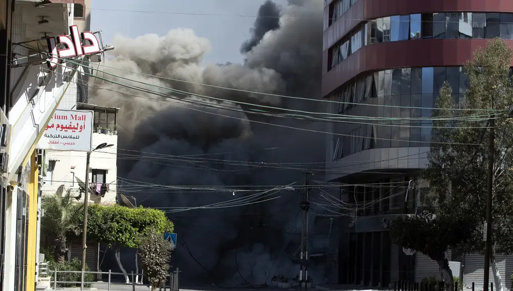 Un ataque aéreo israelí golpeó el edificio de gran altura que albergaba las oficinas de The Associated Press y Al Jazeera en Ciudad de Gaza