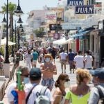 Varias personas disfrutan del buen tiempo paseando por el paseo marítimo de la playa de La Carihuela de Torremolinos, este sábado. tras el fin de las restricciones de movilidad