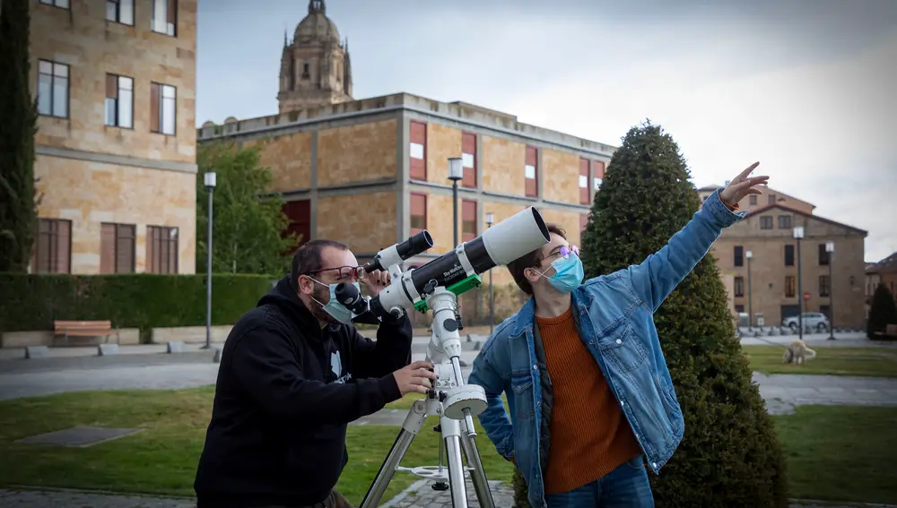 Mikel Otamendi, presidente de Supernova, observa el cielo al atardecer junto a un compañero en las inmediaciones de la biblioteca Abraham Zacut