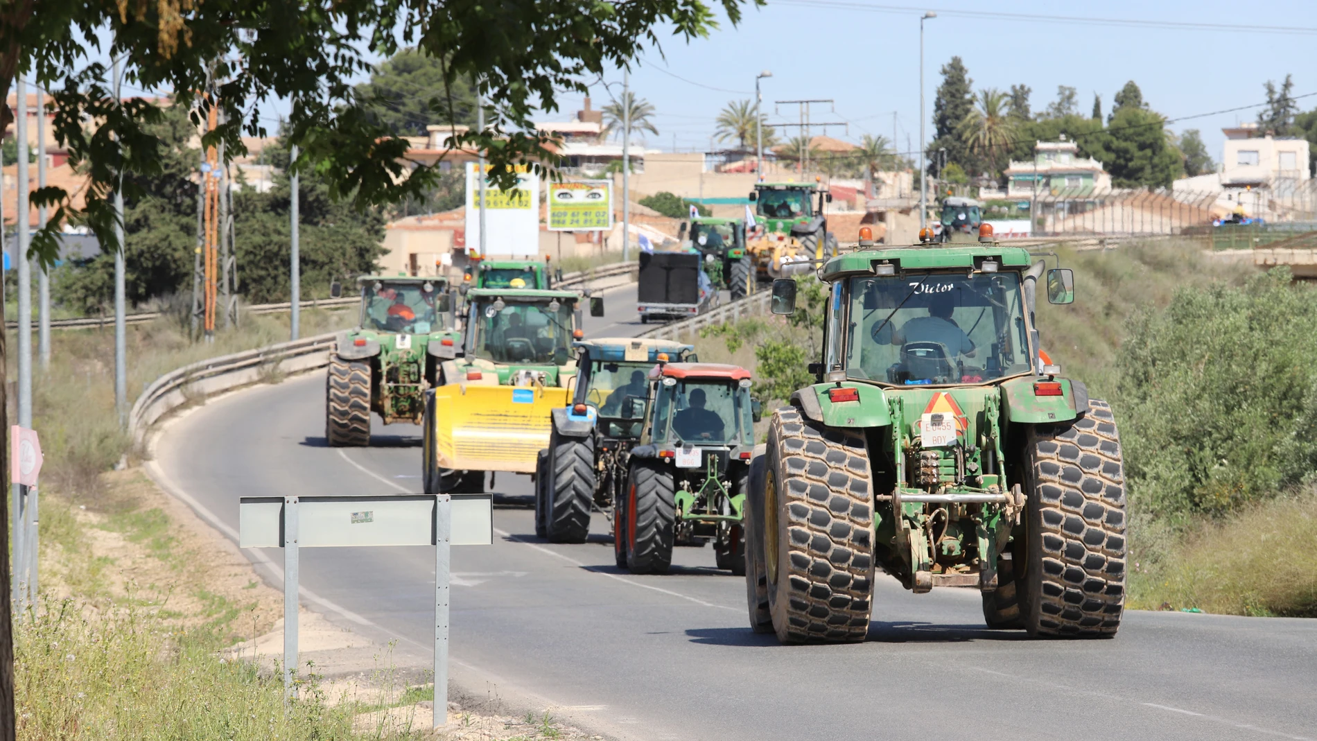 Hilera de tractores en una tractorada en defensa del trasvase Tajo-Segura, a 15 de mayo de 2021, en Murcia (España).