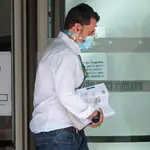 Un agente de la Unidad Central Operativa (UCO), entrega al juzgado el atestado del caso Azud, que investiga el supuesto cobro de comisiones irregulares en el Ayuntamiento de València