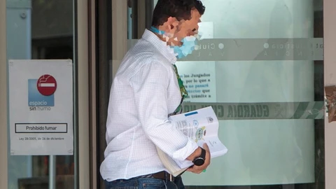 Un agente de la Unidad Central Operativa (UCO), entrega al juzgado el atestado del caso Azud, que investiga el supuesto cobro de comisiones irregulares en el Ayuntamiento de València