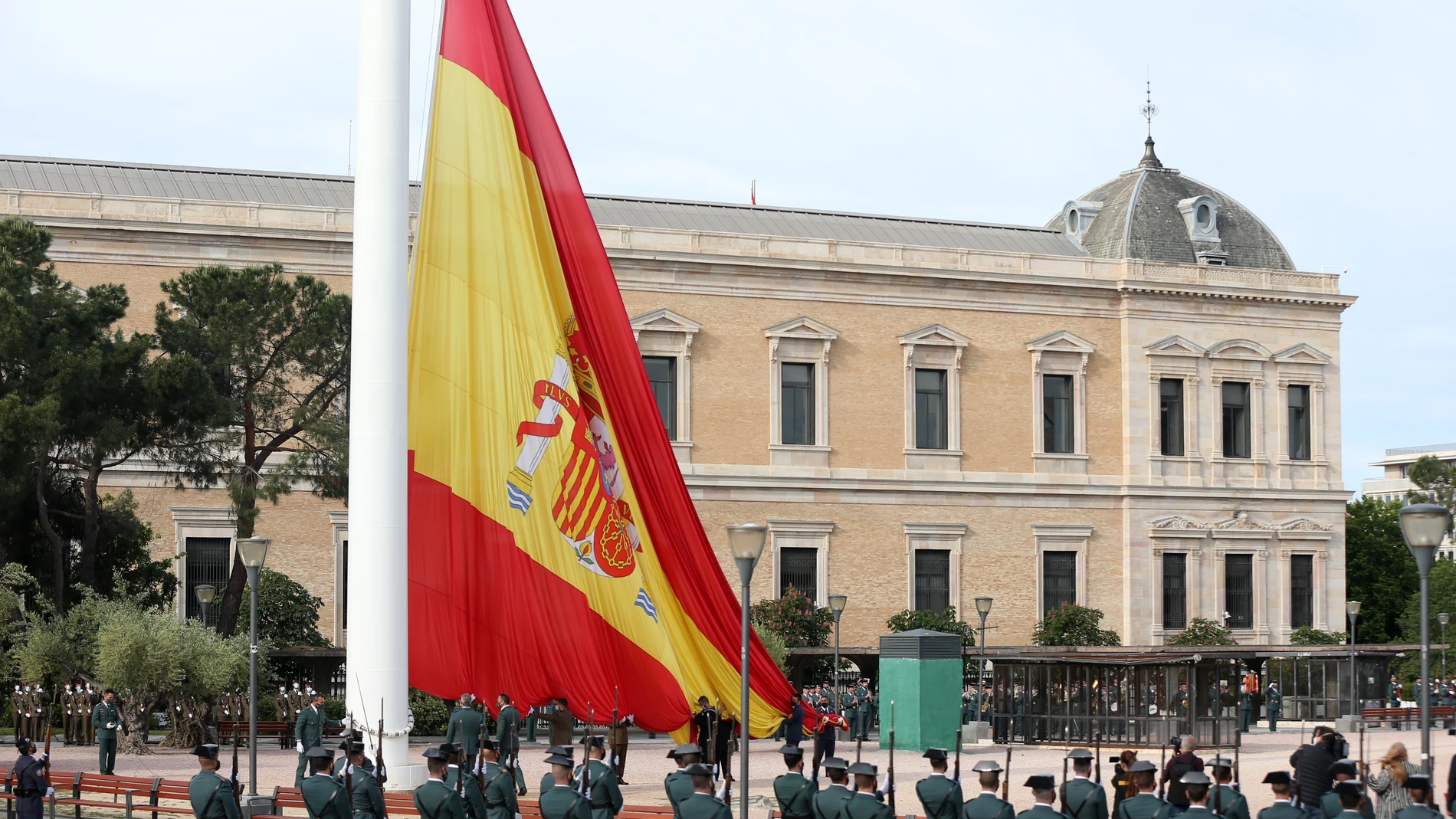 Izado de bandera con motivo del Día de San Isidro en los Jardines del Descubrimiento de la Plaza de Colón