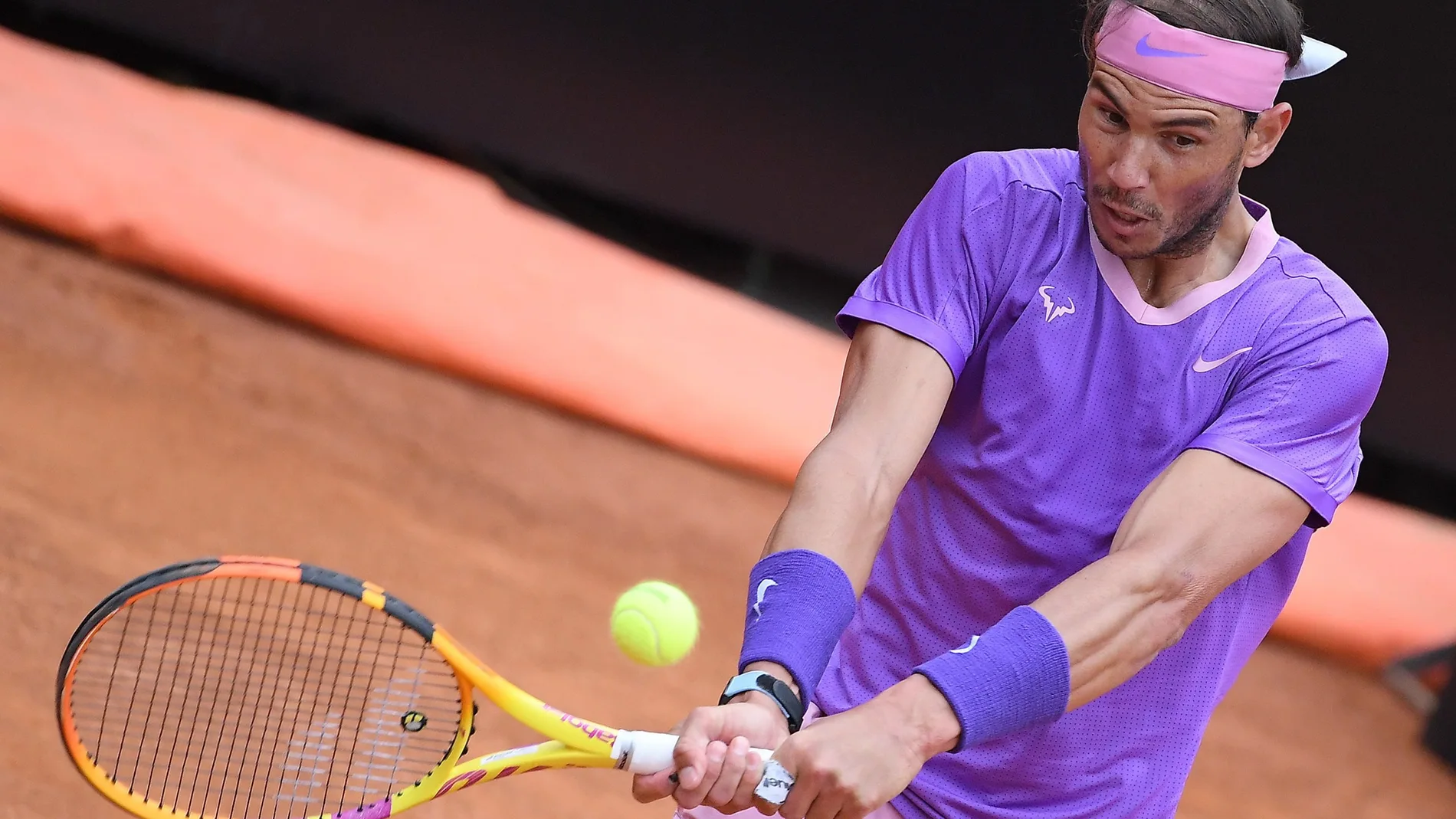 El tenista español Rafa Nadal devuelve una bola al serbio Novak Djokovic durante la final masculina del Abierto de Roma,