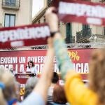 La presidenta de la Assemblea Nacional Catalana (ANC), Elisenda Paluzie, durante la convocatoria de una concentración en la plaza Sant Jaume de Barcelona, frente al Palau de la Generalitat