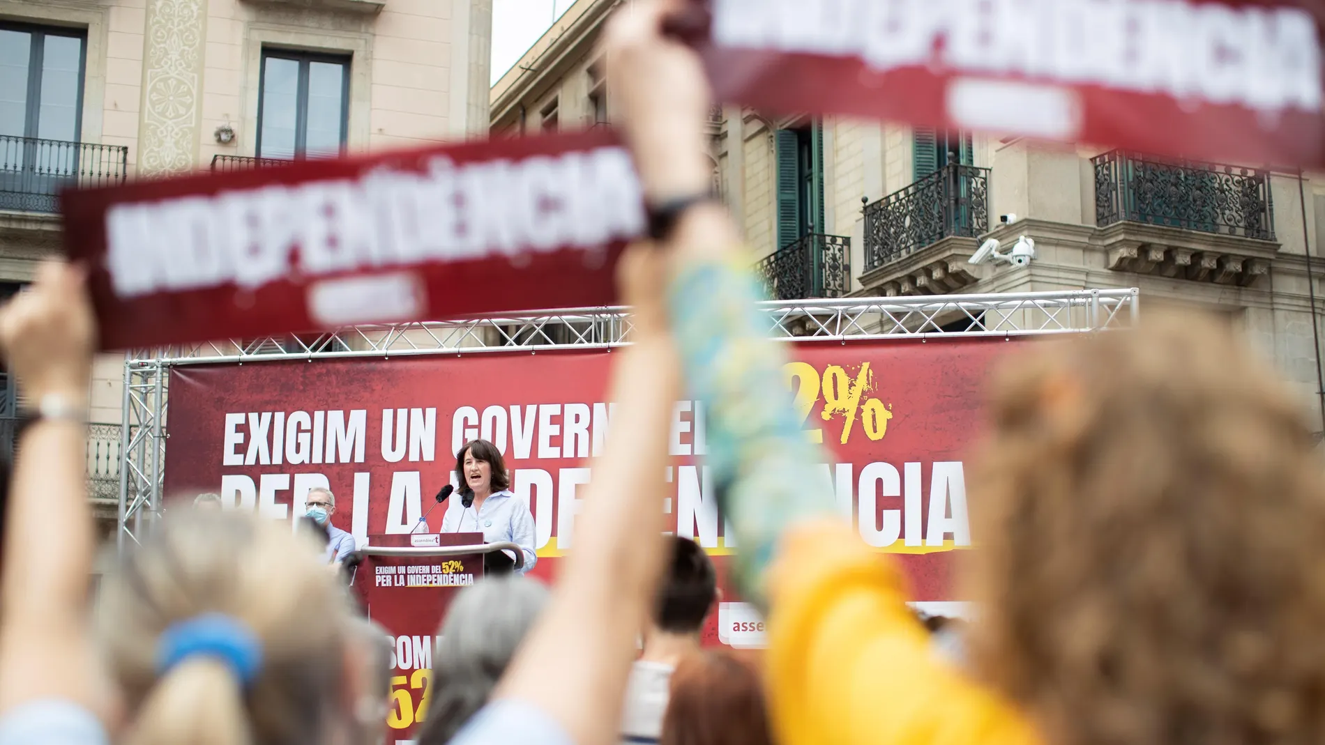 La presidenta de la Assemblea Nacional Catalana (ANC), Elisenda Paluzie, durante la convocatoria de una concentración en la plaza Sant Jaume de Barcelona, frente al Palau de la Generalitat