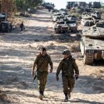 Soldados israelíes cerca de la localidad israelí de Sderot