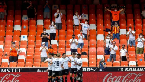 Los jugadores del Valencia en Mestalla.