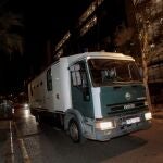 Un furgón de la Guardia Civil transporta detenidos a la cárcel por el caso Azud, que investiga el supuesto cobro de comisiones irregulares en el Ayuntamiento de Valencia, tras pasar a disposición judicial para declarar en la causa declarada secreta y abierta por delitos de cohecho, falsedad documental, blanqueo de capitales, contra la Hacienda Pública y tráfico de influencias. EFE/Biel Aliño