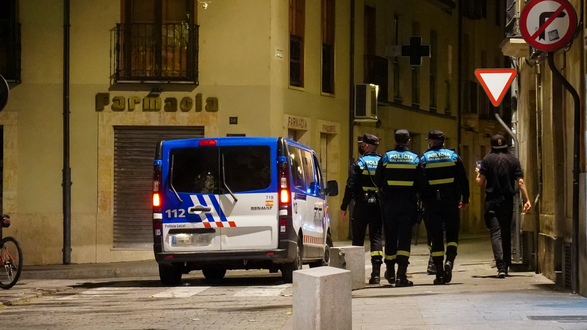 Varios policías locales de Salamanca hacen patrulla por el centro de la ciudad
