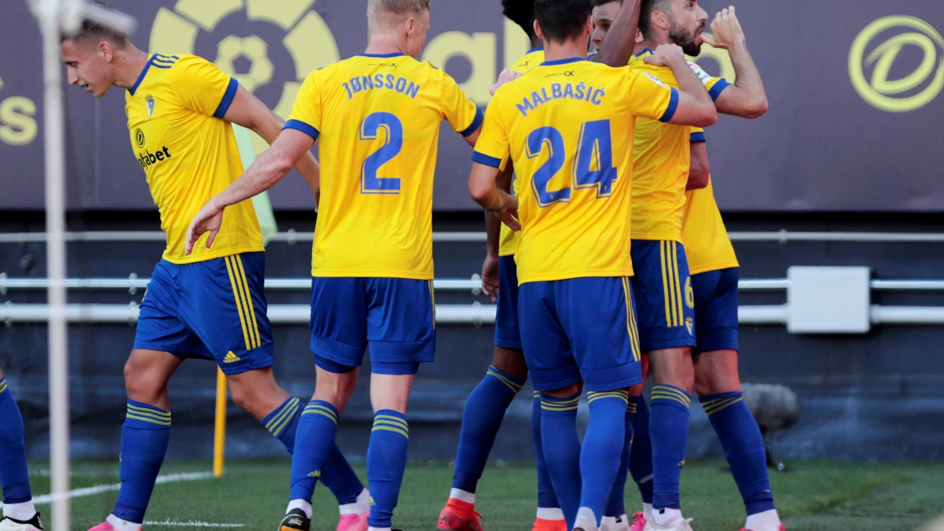 Los jugadores del Cádiz celebran un gol.