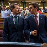 El líder del PP, Pablo Casado y ex líder de Ciudadanos, Albert Rivera en el Congreso de los Diputados, en Madrid