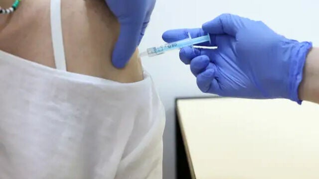 Una joven recibe una dosis de la vacuna contra la Covid-19