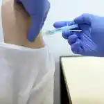 Una joven recibe una dosis de la vacuna contra la Covid-19