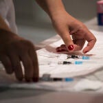 Una sanitaria prepara varias dosis de la vacuna de Pfizer en el Hospital Universitario de Getafe (Madrid)