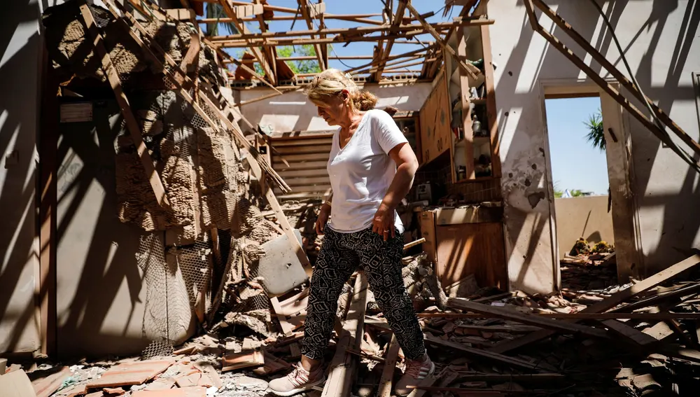 Uno de los misiles de Hamas lanzados desde Gaza hacia el sur de Israel destruyó por completo la casa de esta vecina de Sderot
