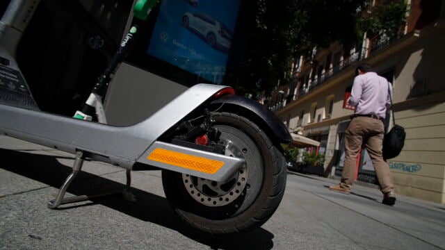 Patinetes eléctricos en el centro de una ciudad