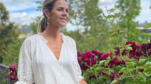 Amelia Bono con vestido que te traslada a Ibiza.